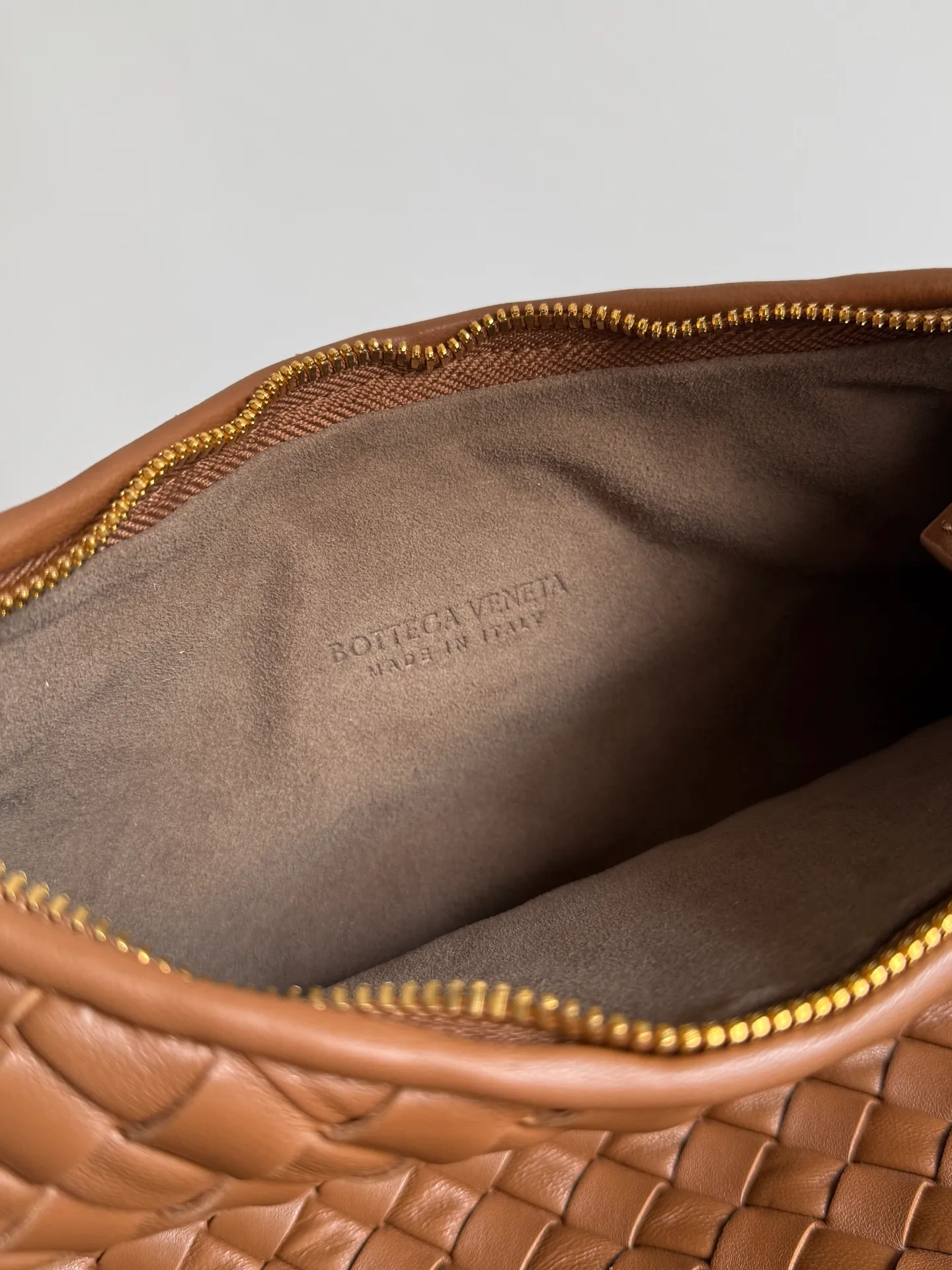 Batch 1720 BV Bottega Veneta's new early spring women's shoulder bag. The soft and delicate Hobo bag in small size is shipped! Many friends are waiting for this bag. It has a round shape and a large capacity. It can hold a 50-fold umbrella inside. Babies with a lot of daily items do not need to worry about the capacity of this bag. It is a practical bag for traveling and commuting. Although it is fluffy, it is soft and comfortable when carried on one shoulder. It has a modern and retro feel. Model No.: 856736 Size: 35*21*5cm